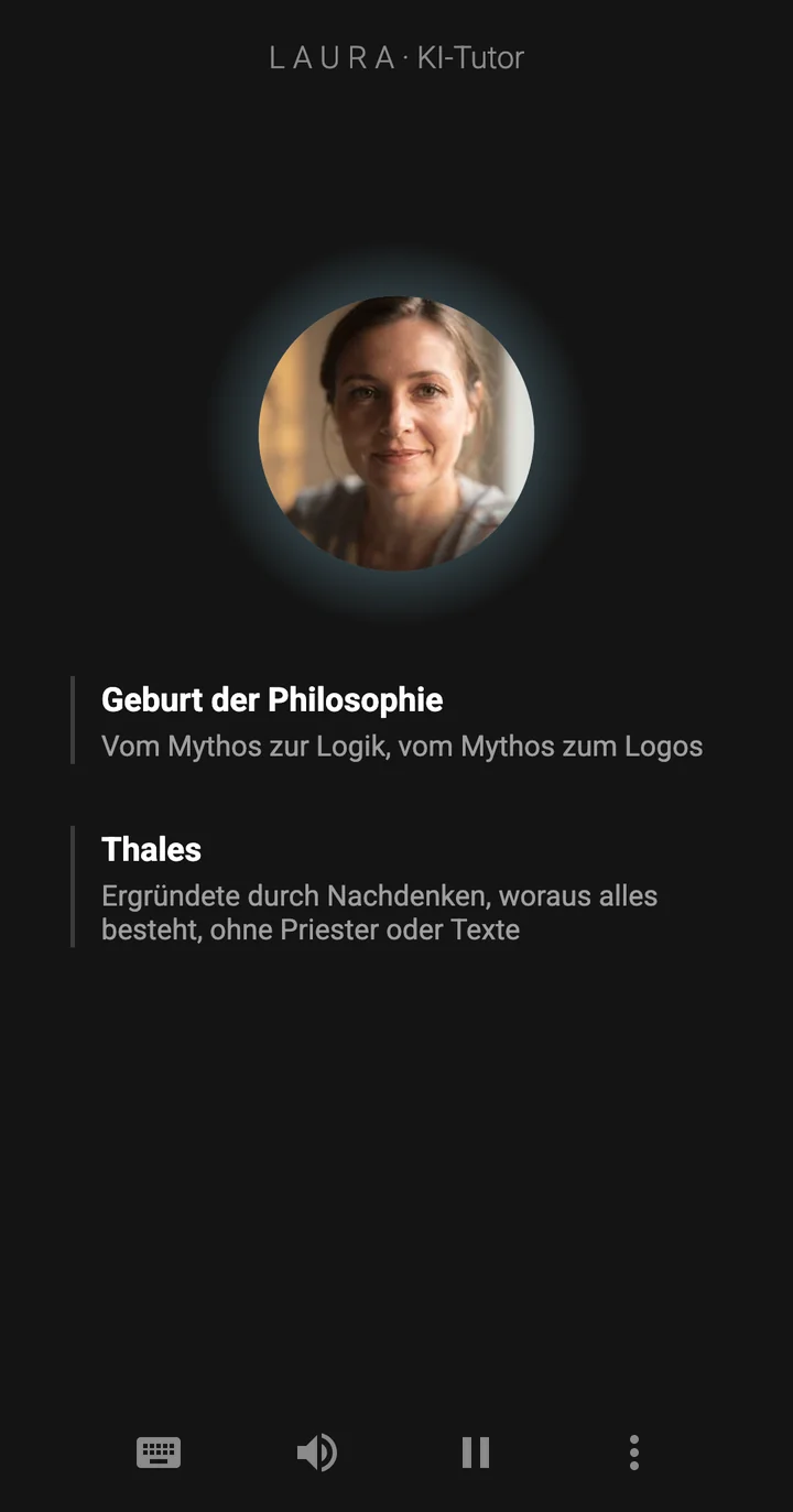 Die Epivo-App, während Laura eine Notiz an die Tafel schreibt: Thales: Ergründete durch Nachdenken, woraus alles besteht, ohne Priester oder Texte