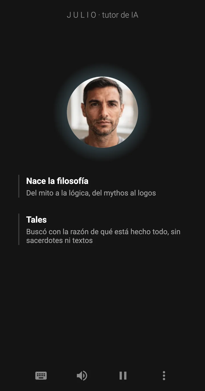 La app de Epivo mientras Julio escribe una nota en la pizarra: Tales: Buscó con la razón de qué está hecho todo, sin sacerdotes ni textos