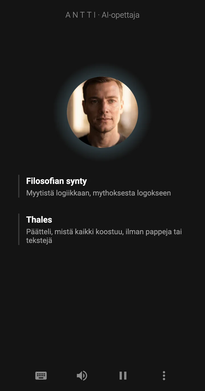 Epivo-sovellus, kun Antti kirjoittaa taululle muistiinpanon: Thales: Päätteli, mistä kaikki koostuu, ilman pappeja tai tekstejä