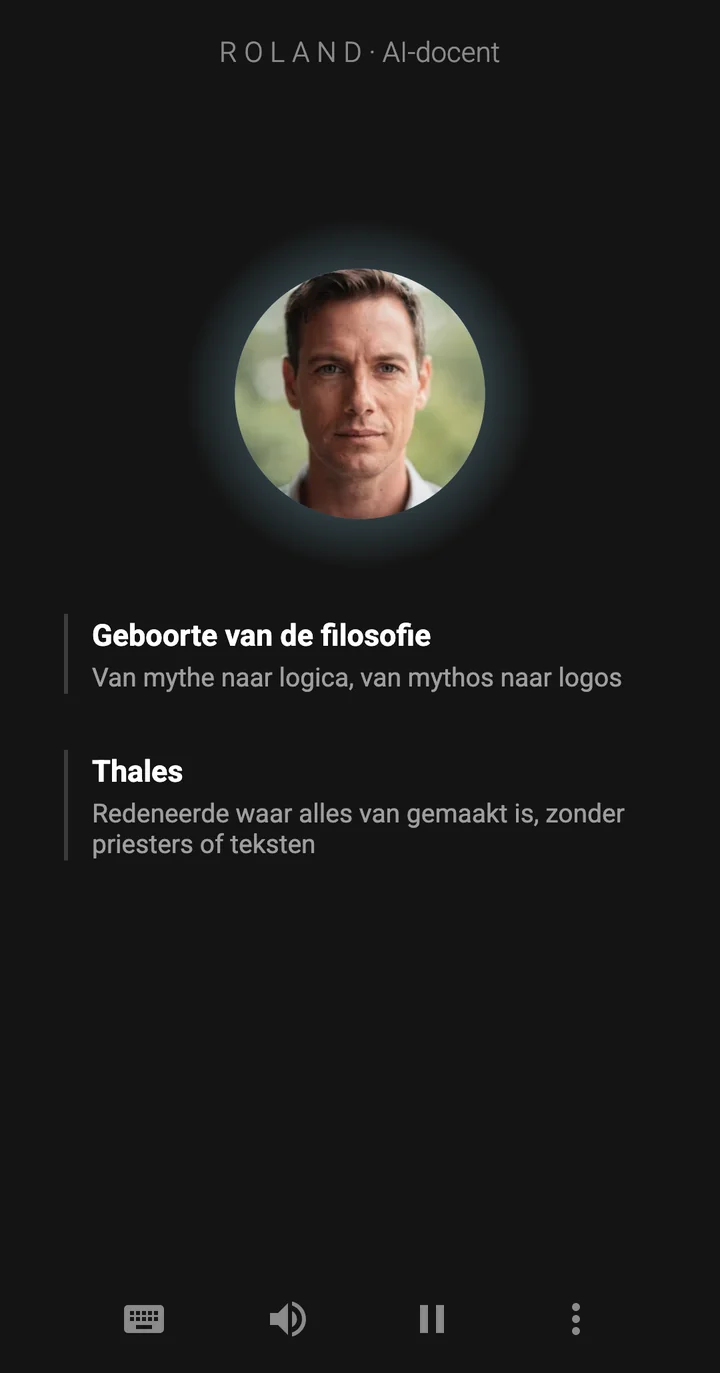 De Epivo-app terwijl Roland een notitie op het bord schrijft: Thales: Redeneerde waar alles van gemaakt is, zonder priesters of teksten