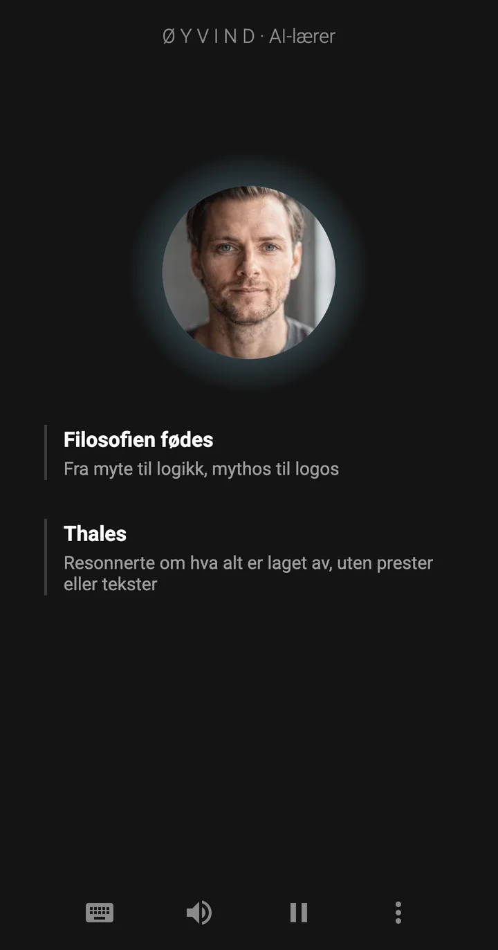 Epivo-appen mens Øyvind skriver et notat på tavlen: Thales: Resonnerte om hva alt er laget av, uten prester eller tekster