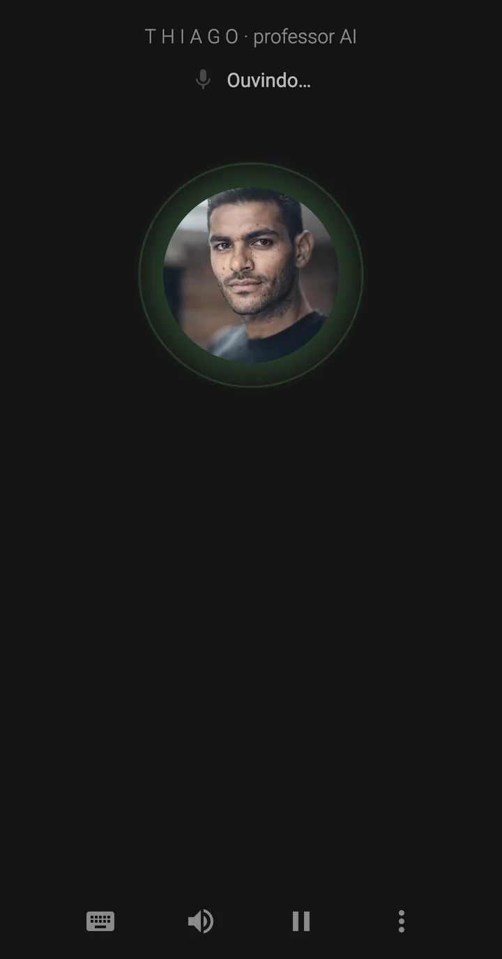 O app da Epivo enquanto Thiago escuta