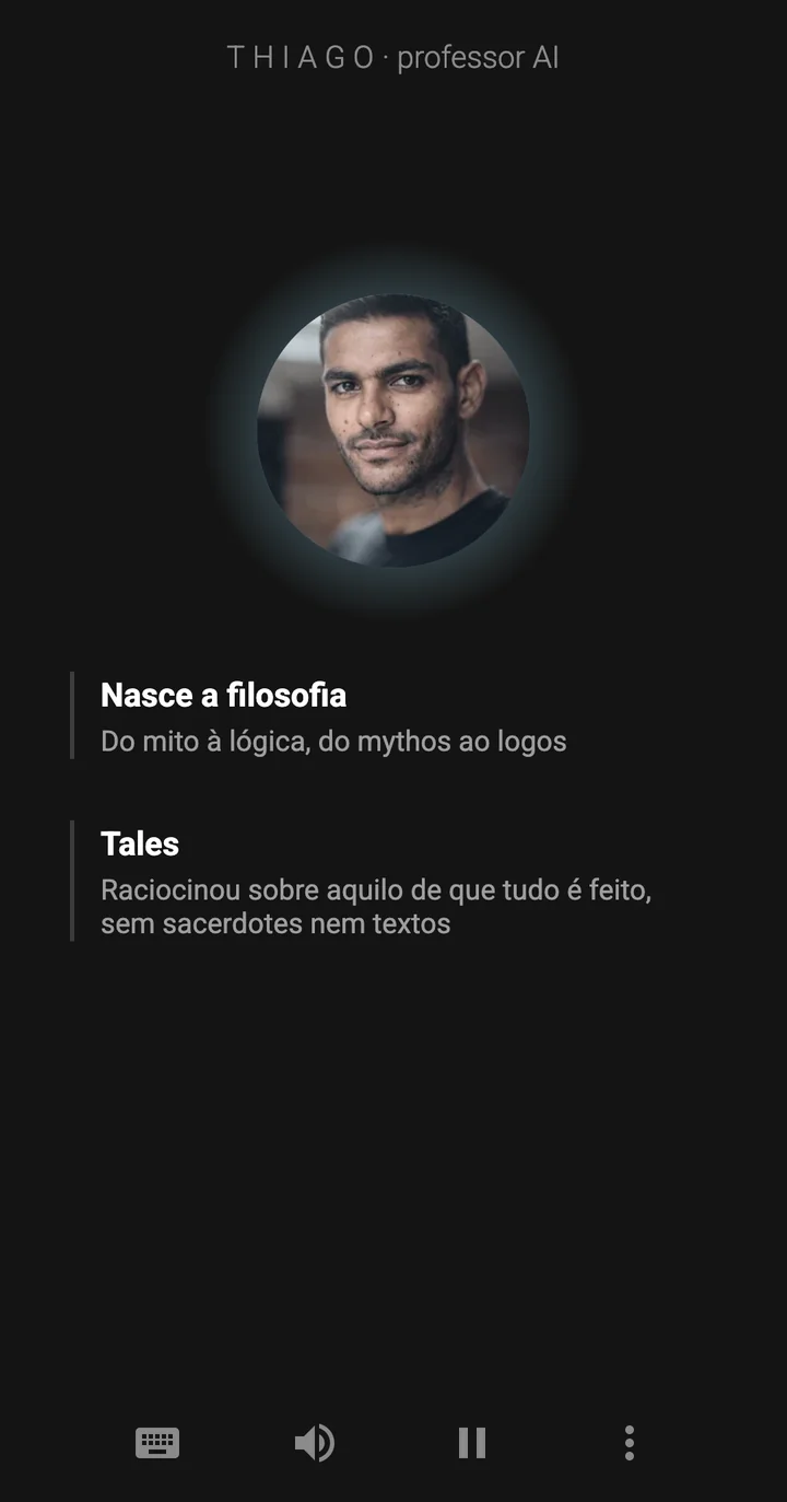 O app da Epivo enquanto Thiago escreve uma nota no quadro: Tales: Raciocinou sobre aquilo de que tudo é feito, sem sacerdotes nem textos