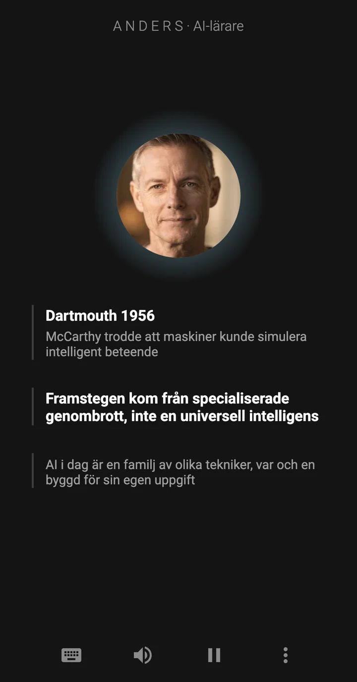 Epivo-appen medan läraren, Anders, skriver en anteckning på tavlan: AI i dag är en familj av olika tekniker, var och en byggd för sin egen uppgift