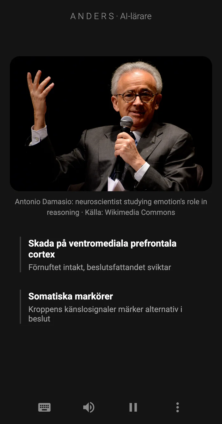 Epivo-appen medan läraren, Anders, skriver en anteckning på tavlan: Somatiska markörer: Kroppens känslosignaler märker alternativ i beslut