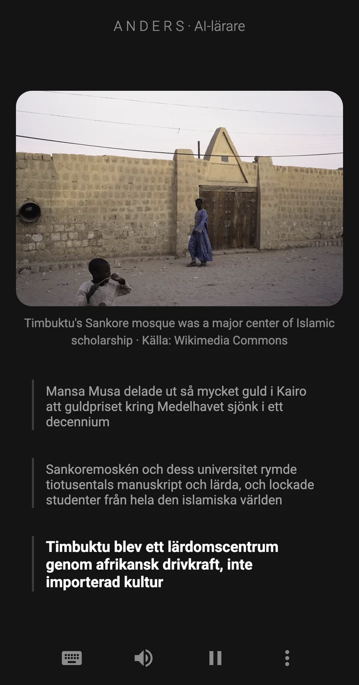 Epivo-appen medan läraren, Anders, skriver en anteckning på tavlan: Timbuktu blev ett lärdomscentrum genom afrikansk drivkraft, inte importerad kultur
