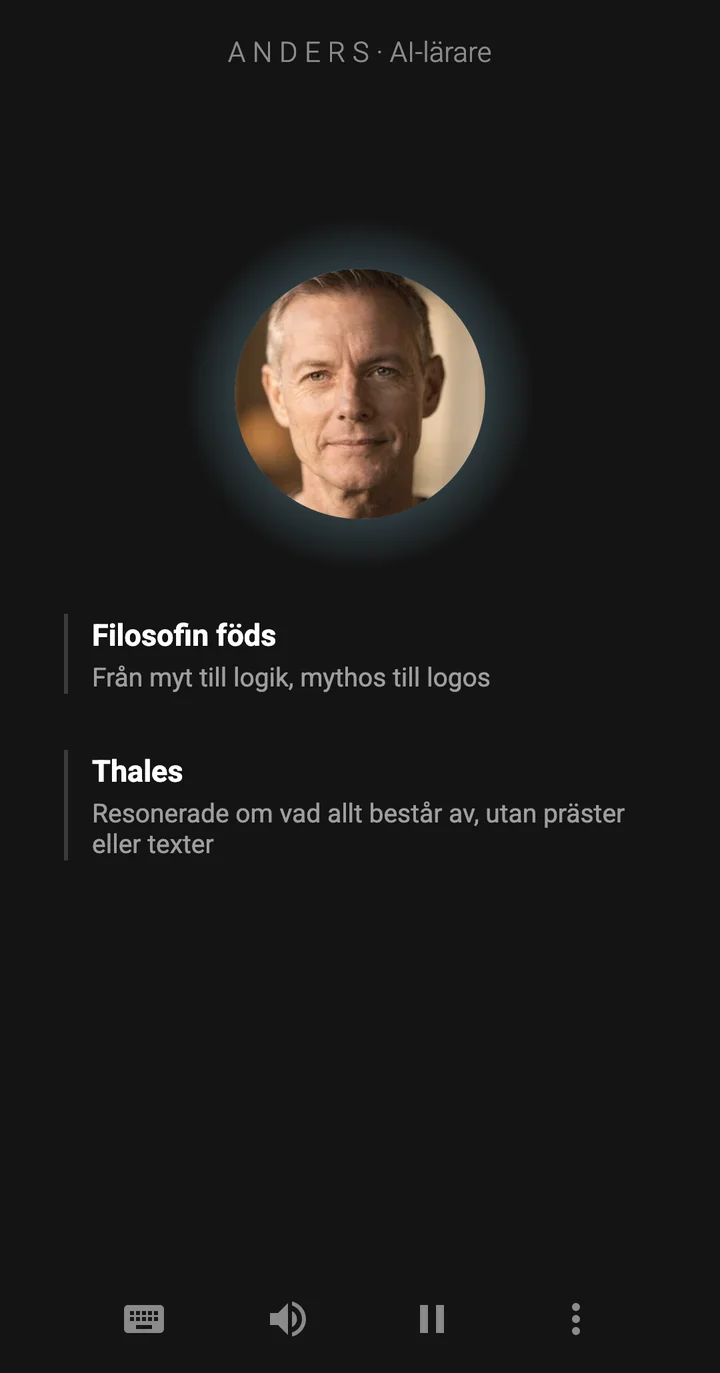 Epivo-appen medan läraren, Anders, skriver en anteckning på tavlan: Thales: Resonerade om vad allt består av, utan präster eller texter